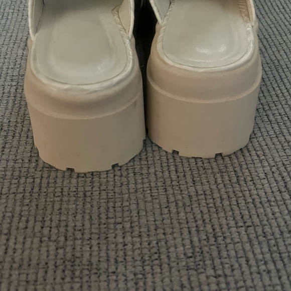 Willow Tree crème Audra. Size 6 
AUDRA mule loafers soft faux snakeskin leather - Picture 4 of 8